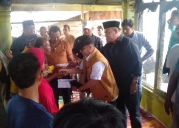 Bupati Aceh Tenggara Salurkan Bantuan Masa Panik Korban Kebakaran di Desa Maha Singkil