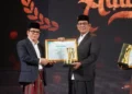 Mualem Raih Penghargaan Kepala Daerah Peduli Pesantren