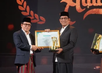 Mualem Raih Penghargaan Kepala Daerah Peduli Pesantren