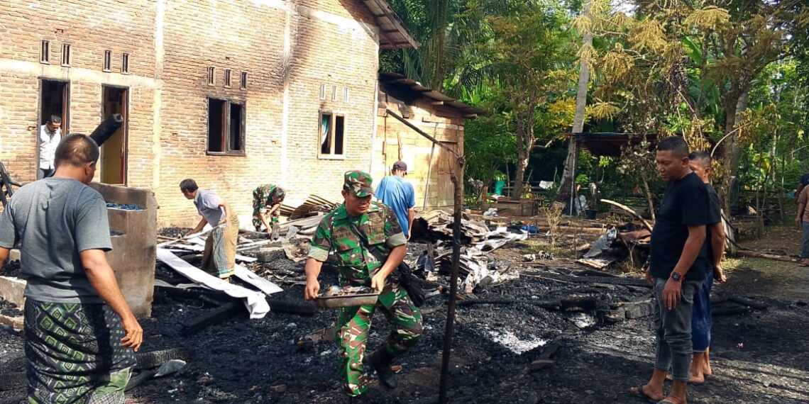 Pasca Kebakaran, Geuchik dan Aparatur Desa Keh Bersama Anggota Koramil 07/MRM Gotong Royong Bersihkan Puing Rumah Warga