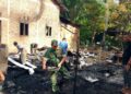 Pasca Kebakaran, Geuchik dan Aparatur Desa Keh Bersama Anggota Koramil 07/MRM Gotong Royong Bersihkan Puing Rumah Warga