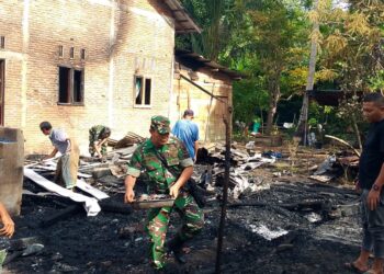 Pasca Kebakaran, Geuchik dan Aparatur Desa Keh Bersama Anggota Koramil 07/MRM Gotong Royong Bersihkan Puing Rumah Warga