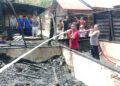 Aksi Sigap Kapolsek Lawe Alas Bersama Personel dan Warga Padamkan Kebakaran di Desa Batu Hamparan