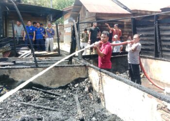 Aksi Sigap Kapolsek Lawe Alas Bersama Personel dan Warga Padamkan Kebakaran di Desa Batu Hamparan