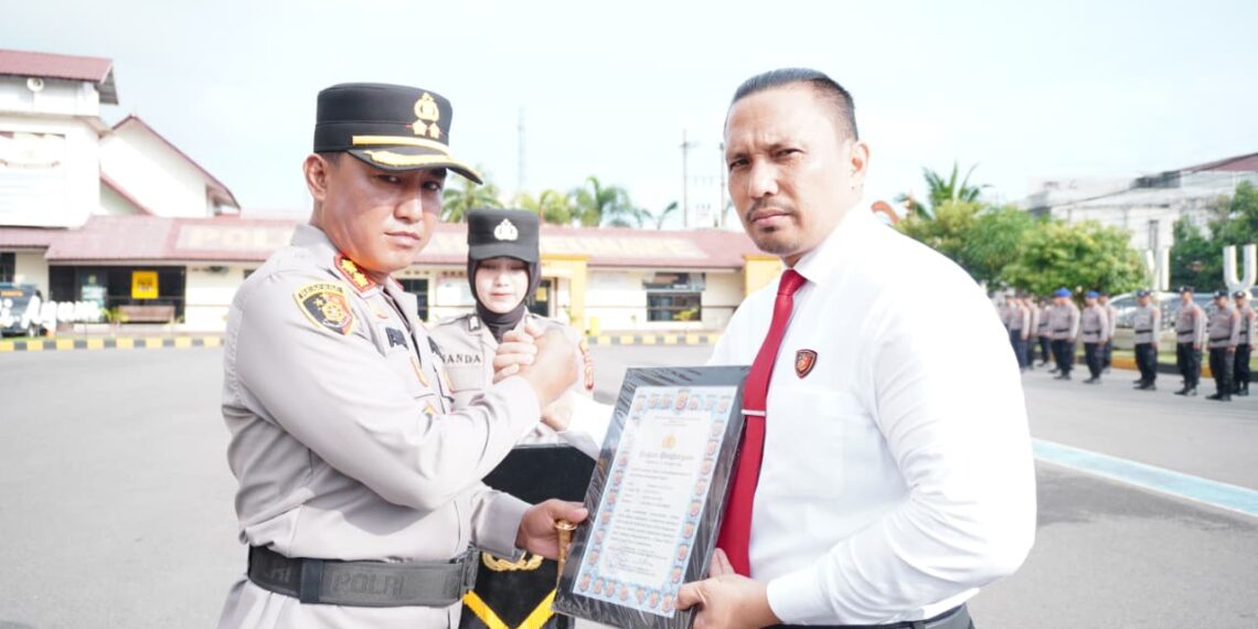 Kapolres Lhokseumawe Berikan Penghargaan kepada Personel Sat Reskrim dan Sat Narkoba Berprestasi