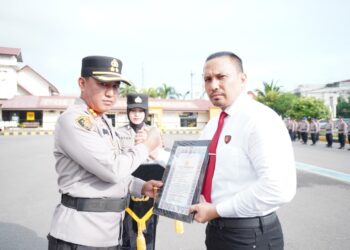 Kapolres Lhokseumawe Berikan Penghargaan kepada Personel Sat Reskrim dan Sat Narkoba Berprestasi