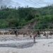 Warga Burlah Terpaksa Menyeberangi Sungai Menggunakan Kabel, Keselamatan Terancam