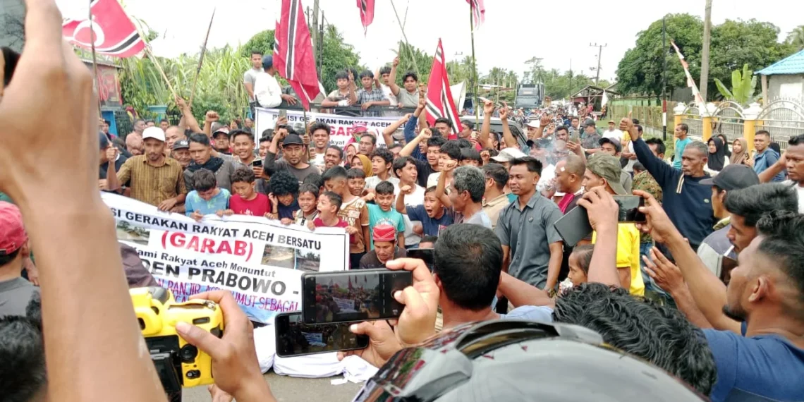 Bendera Bulan Bintang Berkibar, Ribuan Warga Aceh Timur Desak Presiden Tetapkan Bencana Sumatera sebagai Bencana Nasional