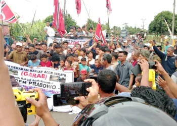 Bendera Bulan Bintang Berkibar, Ribuan Warga Aceh Timur Desak Presiden Tetapkan Bencana Sumatera sebagai Bencana Nasional