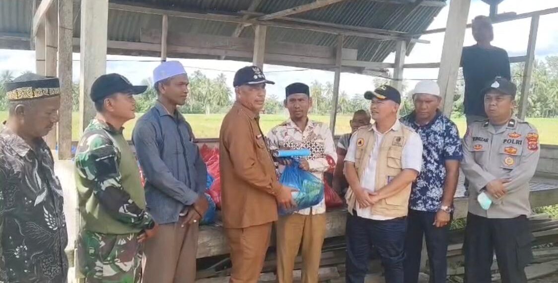 Ayah Wa dan Camat Samudera Salurkan Bantuan, Tinjau Dampak Tanggul Jebol Krueng Pase