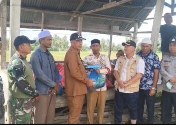 Ayah Wa dan Camat Samudera Salurkan Bantuan, Tinjau Dampak Tanggul Jebol Krueng Pase