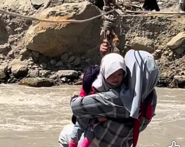 Bertaruh Nyawa di Atas Seutas Tali: Potret Pilu Ibu dan Balita Seberangi Sungai Pasca Bencana di Aceh Tengah