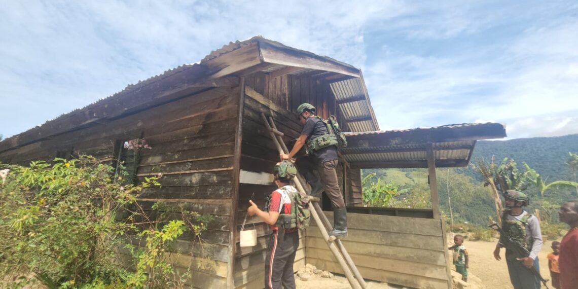 Jelang Natal, Satgas Yonif 113/JS Pasang Ornamen Natal dan Cat gereja