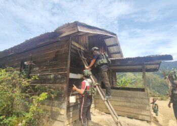 Jelang Natal, Satgas Yonif 113/JS Pasang Ornamen Natal dan Cat gereja