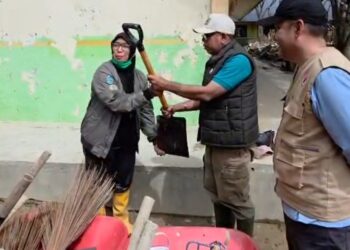 Serahkan Perlengkapan Gotong Royong, Katibul Wali Nanggroe Dukung Kebersihan SMA 2 Percontohan Aceh Tamiang