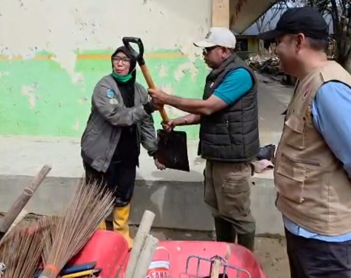 Serahkan Perlengkapan Gotong Royong, Katibul Wali Nanggroe Dukung Kebersihan SMA 2 Percontohan Aceh Tamiang