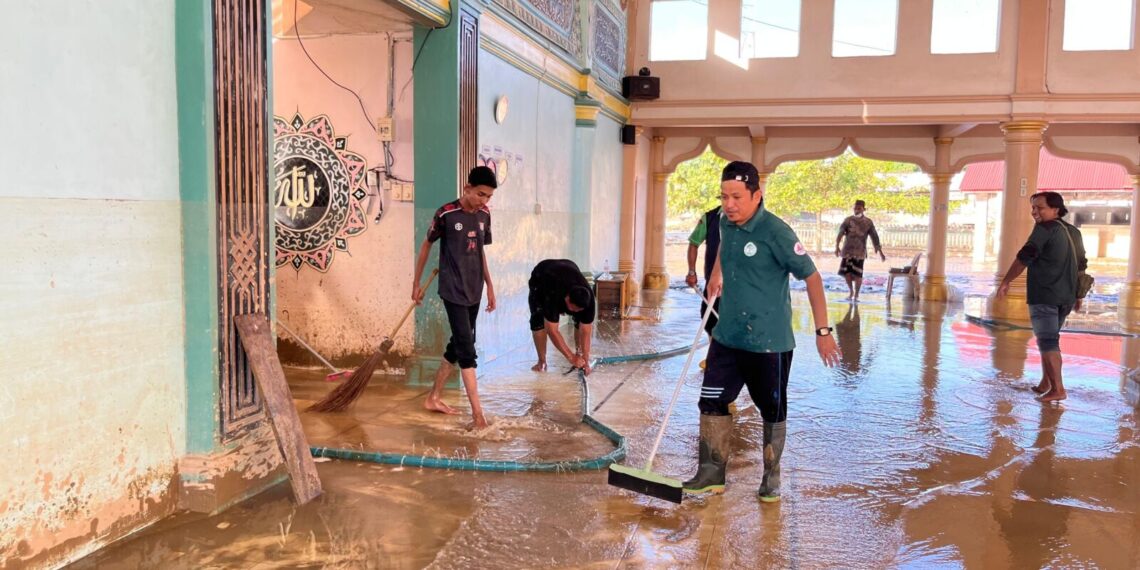 Relawan dan Santri Bersihkan Masjid Darul Munawarah, Waled Landeng Minta Bantuan Alat Berat