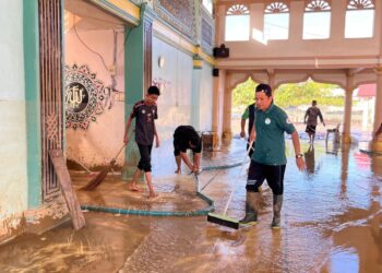 Relawan dan Santri Bersihkan Masjid Darul Munawarah, Waled Landeng Minta Bantuan Alat Berat