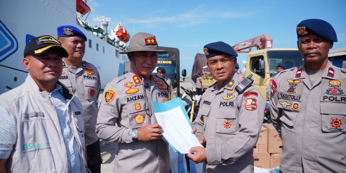 Kapal MV Egon Tiba di Pelabuhan Krueng Geukueh, Kapolres Lhokseumawe Terima Bantuan Logistik Mabes Polri