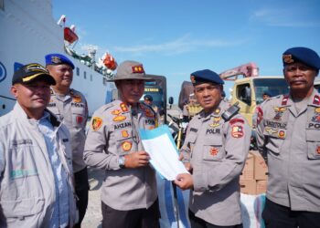 Kapal MV Egon Tiba di Pelabuhan Krueng Geukueh, Kapolres Lhokseumawe Terima Bantuan Logistik Mabes Polri