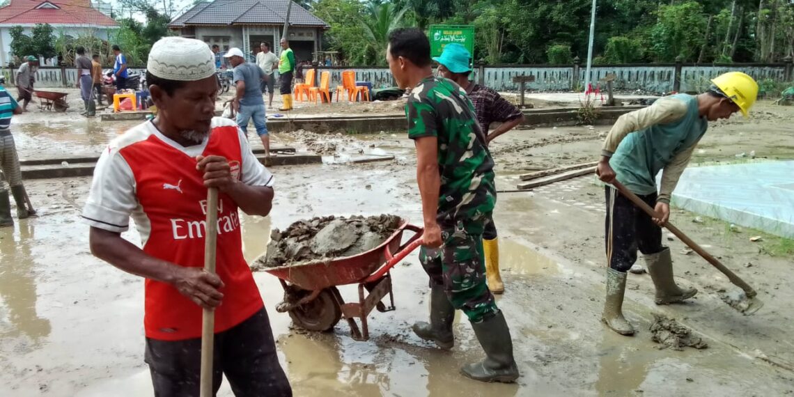 Menembus Lumpur dan Reruntuhan, Dandim 0103 Aceh Utara Pastikan Warga Terlayani Pasca Bencana
