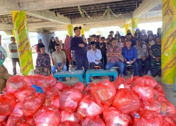 Ketua BRA Aceh Utara Dampingi Bupati Salurkan Bantuan Pascabanjir di Kutamakmur