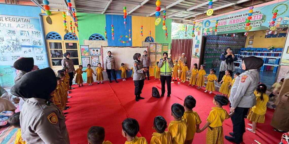 Polwan Polres Lhokseumawe Gelar Trauma Healing dan Salurkan Bantuan untuk Anak Korban Banjir di Desa Dayah Blang Seureukuy