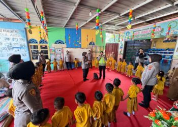 Polwan Polres Lhokseumawe Gelar Trauma Healing dan Salurkan Bantuan untuk Anak Korban Banjir di Desa Dayah Blang Seureukuy