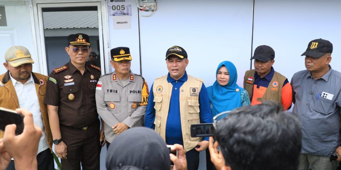 Bupati Aceh Utara H. Ismail A Jalil (Ayah Wa) serahkan Kunci Hunian Sementara ke Pengungsi