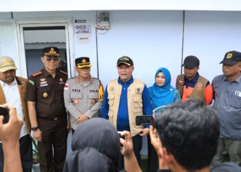 Bupati Aceh Utara H. Ismail A Jalil (Ayah Wa) serahkan Kunci Hunian Sementara ke Pengungsi