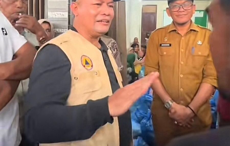 Antar Bantuan ke Lapang, Bupati Aceh Utara Pastikan Rumah Korban Bencana Dibangun Kembali