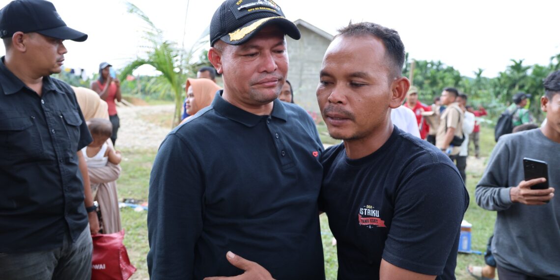 Pelukan dan Air Mata Ayahwa di Sarah Raja, Duka Pascabanjir Bandang