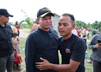 Pelukan dan Air Mata Ayahwa di Sarah Raja, Duka Pascabanjir Bandang