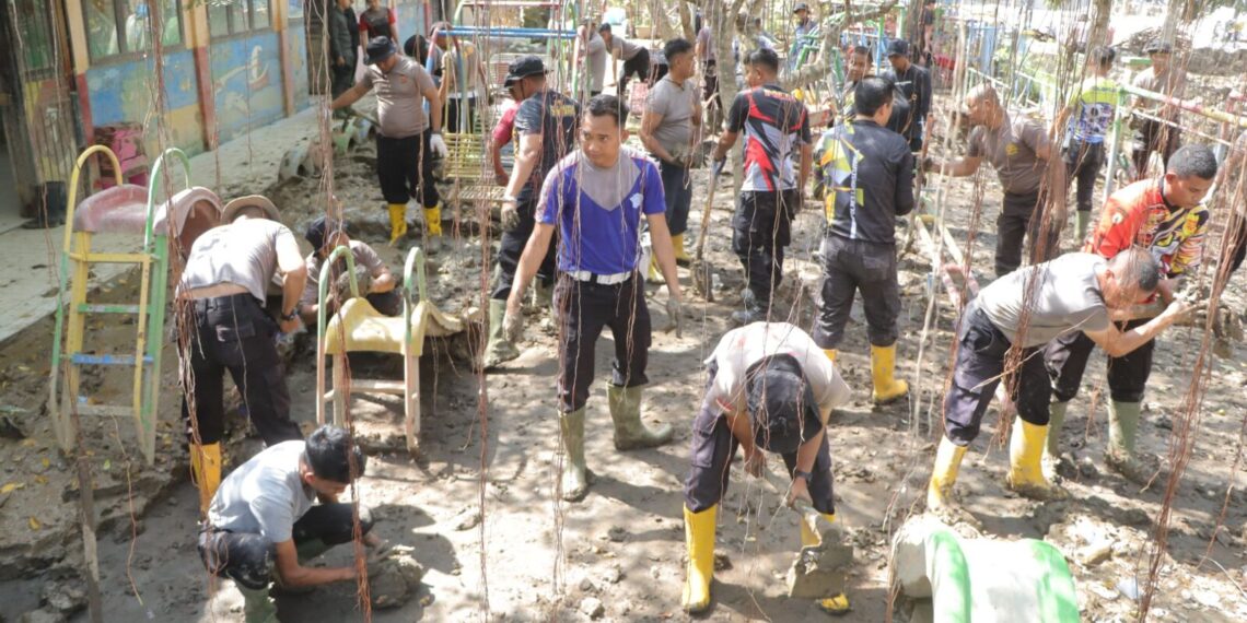 Dua Hari Berjibaku dengan Lumpur, Polres Lhokseumawe Tuntaskan Pembersihan SD Negeri 8 dan TK Pembina Muara Batu
