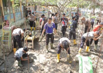 Dua Hari Berjibaku dengan Lumpur, Polres Lhokseumawe Tuntaskan Pembersihan SD Negeri 8 dan TK Pembina Muara Batu