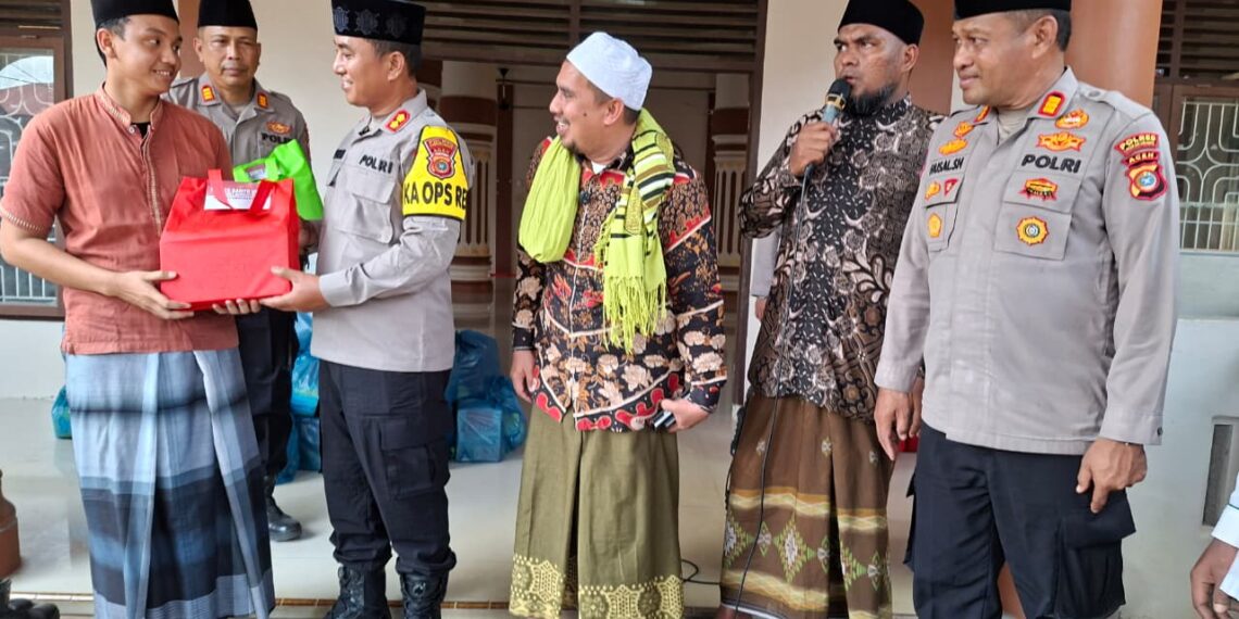 Kapolres Lhokseumawe Hadir di Meurah Mulia, Bantu Santri Dayah Nurul Islam