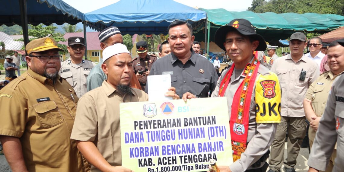 Kapolda Aceh Serahkan 300 Kasur dan Dana Tunggu Hunian untuk Korban Bencana di Ketambe
