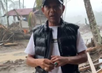 Hujan, Lumpur, dan Air Mata: Azhari Cage Datang ke Lhok Gunci yang Porak Poranda