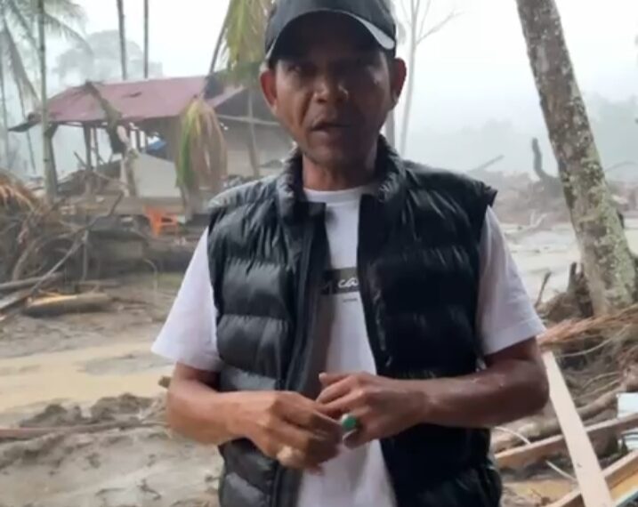 Hujan, Lumpur, dan Air Mata: Azhari Cage Datang ke Lhok Gunci yang Porak Poranda