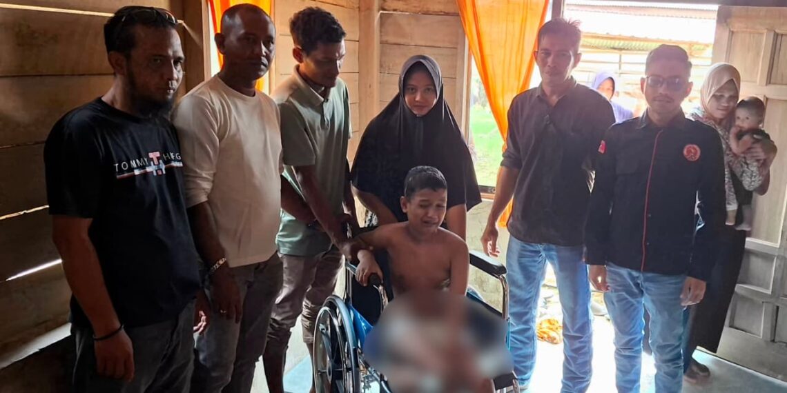 Bunda Salma Salurkan Kursi Roda untuk Khalil, Bocah Lumpuh di Aceh Utara