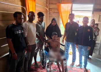 Bunda Salma Salurkan Kursi Roda untuk Khalil, Bocah Lumpuh di Aceh Utara