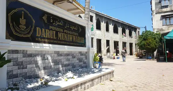 Dayah Darul Munawwarah Kuta Krueng Buka Beasiswa Gratis 3 Tahun untuk Santri Korban Banjir