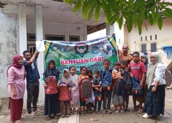 Bantuan Tas dan Alat Tulis dari Komunitas Indonesia Australia Datangkan Harapan Bagi Anak-anak Korban Banjir Aceh Timur
