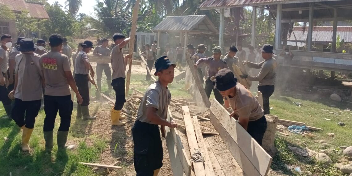Polres Lhokseumawe Bersama BKO Brimob Kaltim Gotong Royong Bersihkan Balai Pengajian Darul Ilmi Pascabanjir