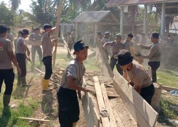 Polres Lhokseumawe Bersama BKO Brimob Kaltim Gotong Royong Bersihkan Balai Pengajian Darul Ilmi Pascabanjir