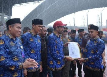 Mualem Serahkan SK PPPK Paruh Waktu untuk Ribuan Honorer, Dibawah Hujan Deras