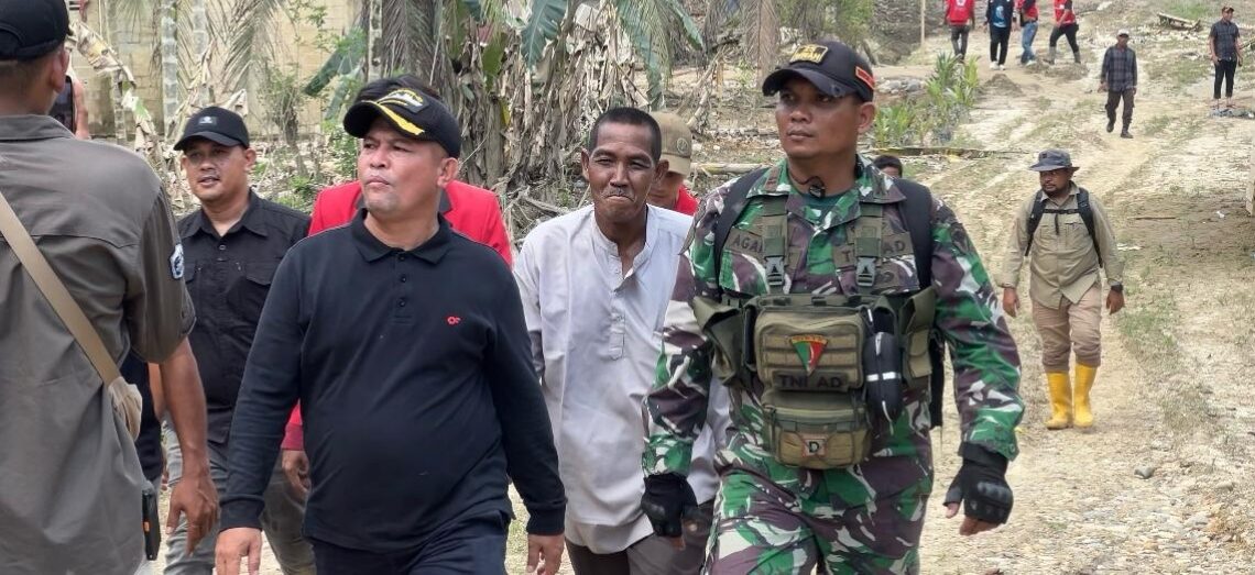 Brigif 25/Siwah Dampingi Bupati Aceh Utara Salurkan Logistik ke Desa Lubuk Pusaka