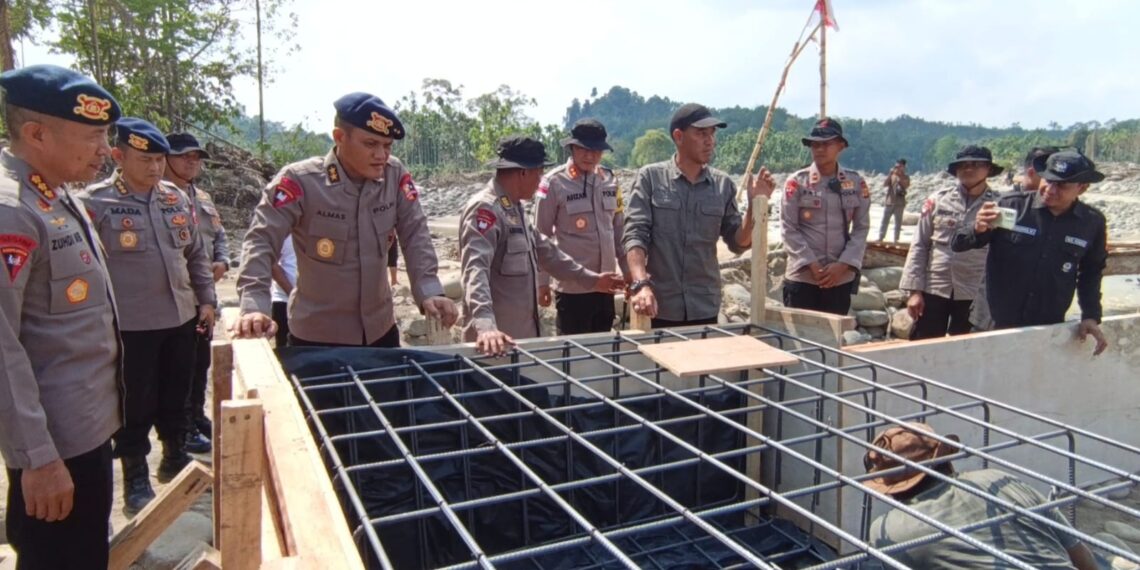 Wakil Bupati Aceh Utara dan Korbrimob Tinjau Progres Jembatan Bailey di Sawang