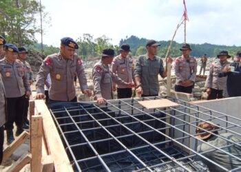 Wakil Bupati Aceh Utara dan Korbrimob Tinjau Progres Jembatan Bailey di Sawang