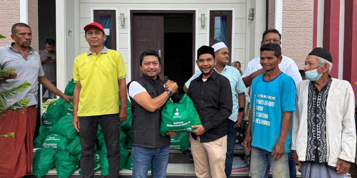 Azhari Cage Serahkan Bantuan Kemensos bagi Korban Banjir di Pidie Jaya